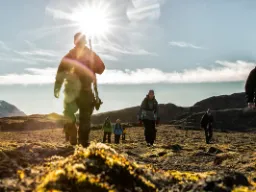 På upptäcktsfärd i landskapet – med beväpnad guide som eskort – man kan inte springa ifrån en isbjörn På upptäcktsfärd i landskapet – med beväpnad guide som eskort – man kan inte springa ifrån en isbjörn