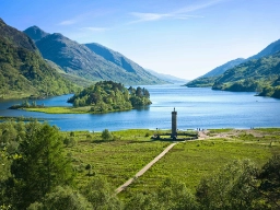 Glenfinnan-monumentet vid sjön Loch Shiel
