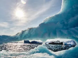Kryssningsfartyg sett genom ett isberg Kryssningsfartyg sett genom ett isberg