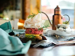 Burger med lardo och färska örter Burger med lardo och färska örter