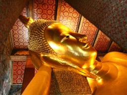 Liggande Buddha-staty i Wat Pho i Bangkok