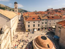 Dubrovniks gamla stad – med de ikoniska röda taken och Stradun som pulserande huvudgata