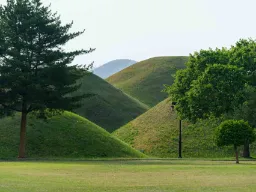 De imponerande gräsbevuxna gravhögarna i Daereungwon gravkomplex i Gyeongju