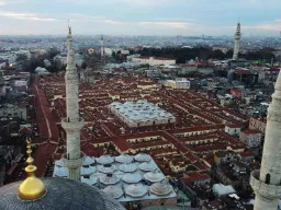 Uppifrån liknar Grand Bazaar en labyrint av tak och kupoler