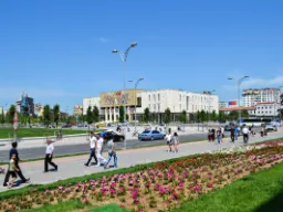 Tiranas centrala Skanderbeg-torg med det nationella historiska museet i bakgrunden