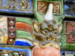 Detalj från Choijin Lama-klostret i Ulan Bator – buddhistisk utsmyckning med skyddsfigur