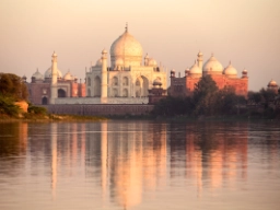 Utsikt över Taj Mahal vid Yamuna-floden