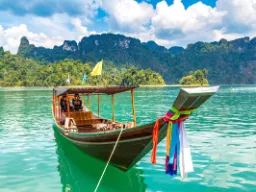 Traditionell thailändsk longtail-båt i Khao Sok nationalpark Traditionell thailändsk longtail-båt i Khao Sok nationalpark