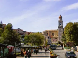 Stadsbild från San Zeno di Montagna i Veneto med kyrktorn och folkliv Stadsbild från San Zeno di Montagna i Veneto med kyrktorn och folkliv