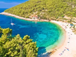 Korčulas strand med turkost hav