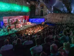 Färgstarkt möte mellan medeltida murar och modern scenkonst Färgstarkt möte mellan medeltida murar och modern scenkonst