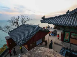 Utsikten avnjuts vid Hyangiram-templet