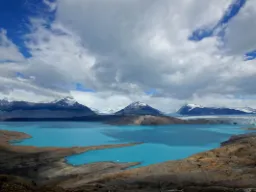 Utsikt över den turkosblå sjön vid Upsala-glaciären i nationalparken Los Glaciares