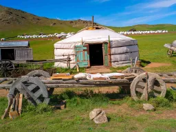 En traditionell mongolisk ger med nomadläger i bakgrunden