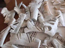 Tupilaker är skurna i ben och tand med traditionella mönster – och anden kan kallas på hjälp Tupilaker är skurna i ben och tand med traditionella mönster – och anden kan kallas på hjälp