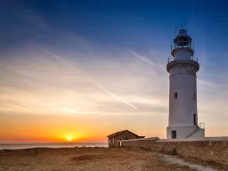Solnedgång vid fyren i Paphos arkeologiska park