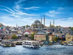 Utsikt över Istanbul med den imponerande Suleymaniye-moskén i bakgrunden och livliga båtar på Bosporen Utsikt över Istanbul med den imponerande Suleymaniye-moskén i bakgrunden och livliga båtar på Bosporen