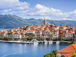 Den historiska staden Korčula på ön med samma namn i Kroatien är känd för sin medeltida arkitektur och sina smala gator