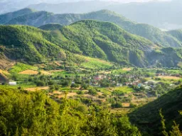 Elbasan, Albanien – en historisk stad, känd för sin osmanska fästning, gamla moskéer och livliga kulturarv