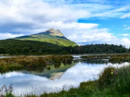 Landskap med berg och våtmark på Isla Grande de Tierra del Fuego (Eldlandet)