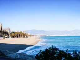 Den breda stranden vid Torremolinos