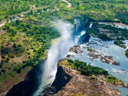 I genomsnitt faller ca 1,1 miljoner liter vatten per sekund I genomsnitt faller ca 1,1 miljoner liter vatten per sekund