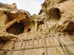 Uthuggen klippkyrka med bysantinska dekorationer i Kappadokien Uthuggen klippkyrka med bysantinska dekorationer i Kappadokien