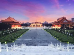 Liberty Square framför Frihetsporten med Nationalteatern till vänster och Nationalkonsertsalen till höger