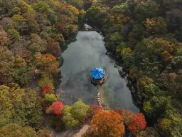 Uhwajeong-paviljongen vid den stilla sjön i Naejangsan nationalpark