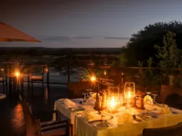 Redo för middag på terrassen vid Tau Game Lodge Redo för middag på terrassen vid Tau Game Lodge