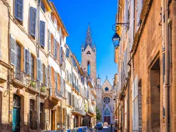 Gatubild med Saint-Sauveur-katedralen i Aix-en-Provence