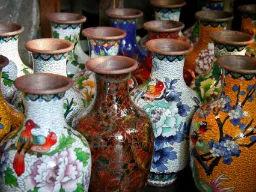 Kinesiska cloisonné-vaser – traditionellt hantverk med metalltrådar och färgad emalj