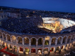 Ett fullsatt amfiteater i Verona