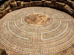 De berömda romerska mosaikerna i Paphos arkeologiska park av Theseus och Minotauros