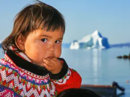 Liten flicka i nationaldräkt Liten flicka i nationaldräkt