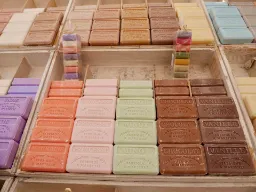 Tvålar från Marseille på marknad i Aix-en-Provence