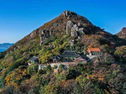 Hyangiram-templet i Jeollanam – ett klipp-tempel med storslagen havsutsikt, känt som ett pilgrimsställe