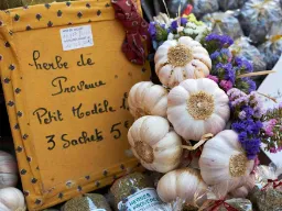 Marknad med vitlök och kryddor