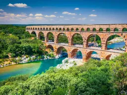 Den berömda Pont du Gard, en romersk akveduktbro i södra Frankrike byggd på 100-talet e.Kr.