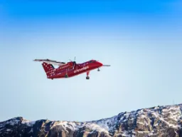 Lyftande flyg över Kangerlussuaq flygplats Lyftande flyg över Kangerlussuaq flygplats