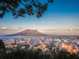 Kagoshima med den imponerande vulkanen Sakurajima i bakgrunden