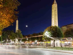 Theodosius obelisk reser sig majestätiskt på Hippodromen i Istanbul till minne av stadens kejserliga storhetstid