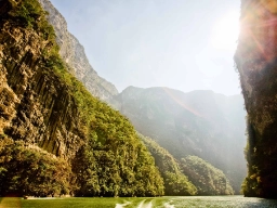 Den majestätiska Sumidero-kanjonen reser sig upp till 1 000 meter över floden Río Grijalva