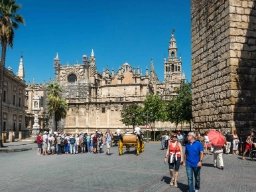 Katedralen i Sevilla med klocktornet La Giralda
