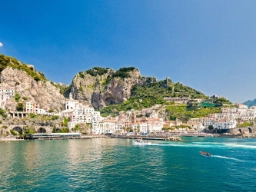 Amalfikusten ligger på sydsidan av Sorrentohalvön