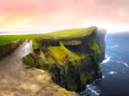 Cliffs of Moher är 214 meter höga och sträcker sig 14 km längs kusten