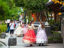 Jeonju Hanok Village – besökare i traditionella hanbok-dräkter ger området en särskild stämning
