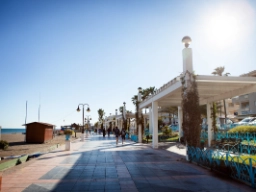 Den väldigt långa strandpromenaden i Torremolinos