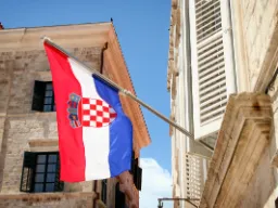 Kroatiens flagga med de fem små vapensköldarna