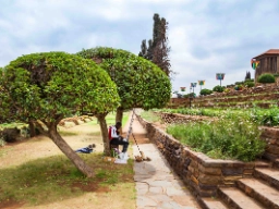 Konstnär i parken framför regeringsbyggnaden i Pretoria